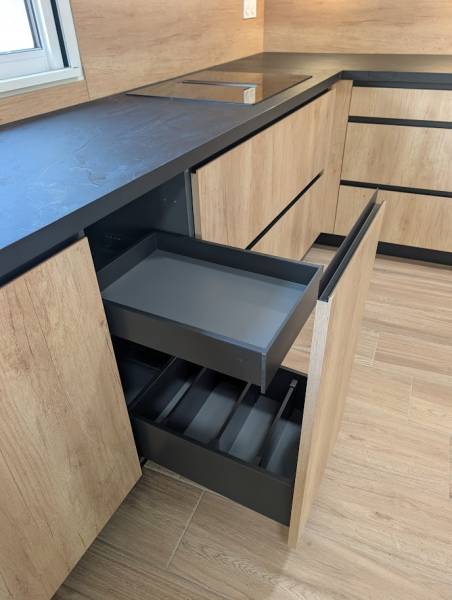 Conception, fabrication et installation d'une cuisine sur mesure noire et bois avec poignée profils noir mat à Cubnezais près de Bordeaux