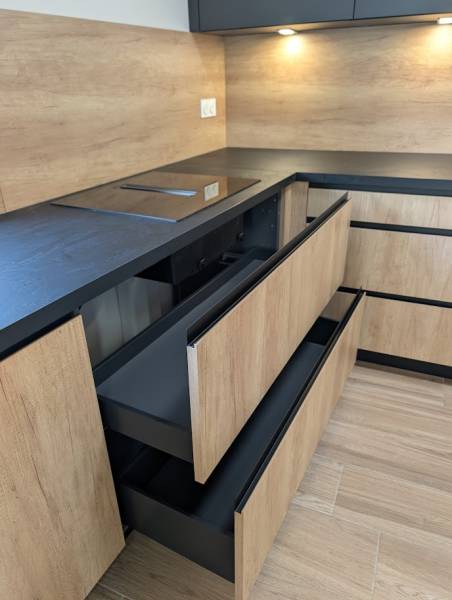 Conception, fabrication et installation d'une cuisine sur mesure noire et bois à Cubnezais près de Bordeaux. Harmonie entre la façade chêne naturel et le noir.