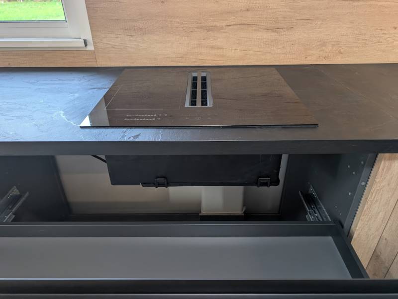 Table de cuisson aspirante intégrée : une solution de cuisine sur mesure moderne sur le plan de travail en stratifié 39mm colori Ardoise Moon.