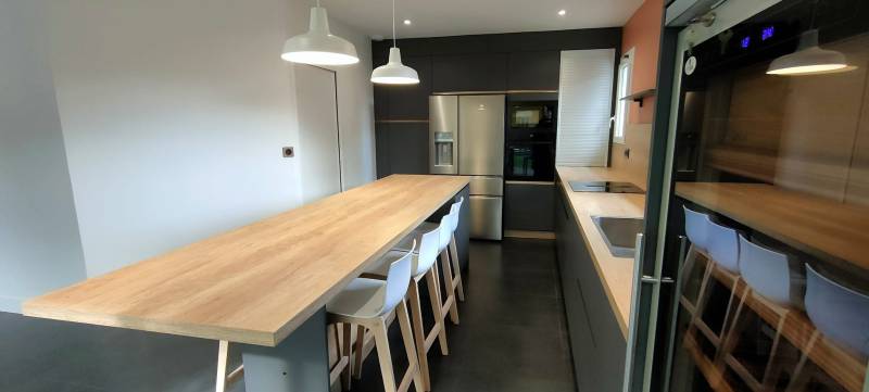 Cuisine anthracite et bois sans poignées avec profil à La Brède