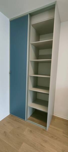 placard haut toute hauteur avec portes coulissantes et étagères à floirac