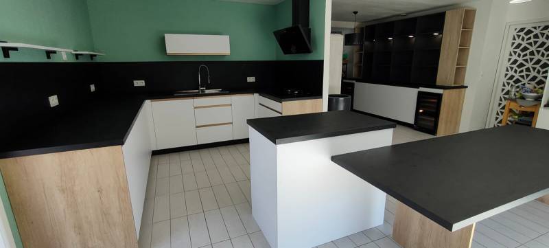 Création d'un espace cave à vin assorti à une cuisine sur mesure blanc mat et profil bronze avec lumières intégrées à Martillac