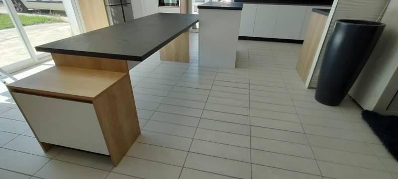 Conception, installation d'une table sur mesure noir et bois à Martillac