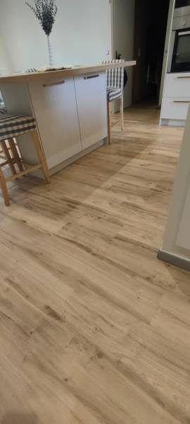 Parquet imitation bois sur carrelage dans cuisine à Saint Selve près de Bordeaux