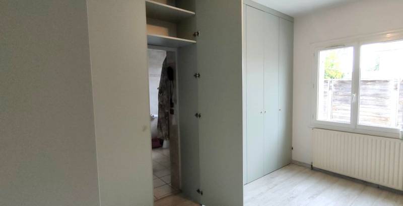 creation fabrication installation dressing sur mesure avec portes battantes et poignées boutons doré à villenave d'ornon