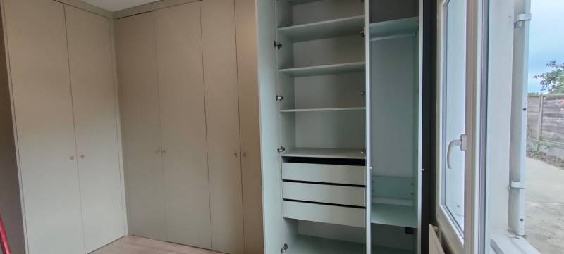 colonne de rangement sur mesure pour dressing avec tiroir et penderie sans fond