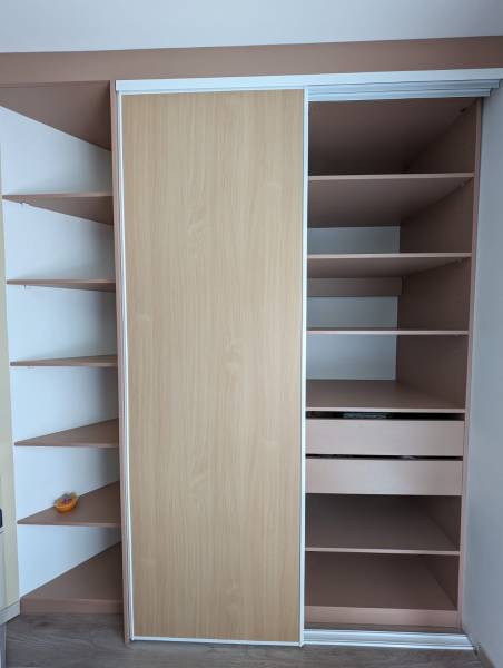 Dressing avec portes coulissantes et doubles penderie et étagères avec tiroirs à Podensac
