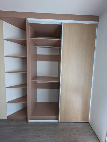 Création dressing sur mesure à portes coulissantes bois et abricot à Podensac