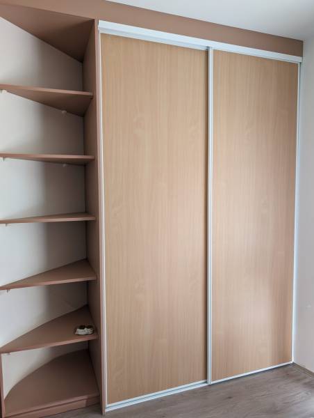 Dressing sur mesure bois et abricot fermé par portes coulissantes et niche ouverte d'angle à étagères à Podensac