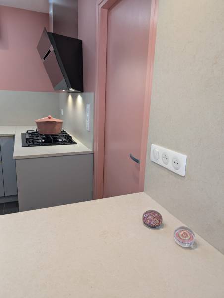 Cuisine sur mesure avec plaque de gaz sur plan de travail crèeme et portes grise à Saucats