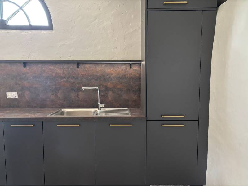Fabrication d'une cuisine anthracite gris ombre avec plaque de cuisson aspirante éclairage led et variateur à Cabanac et Villagrains en Gironde