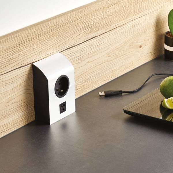 Bloc prise et USB murale sur plan de travail à intégrer dans cuisine sur mesure près de Bordeaux en Gironde