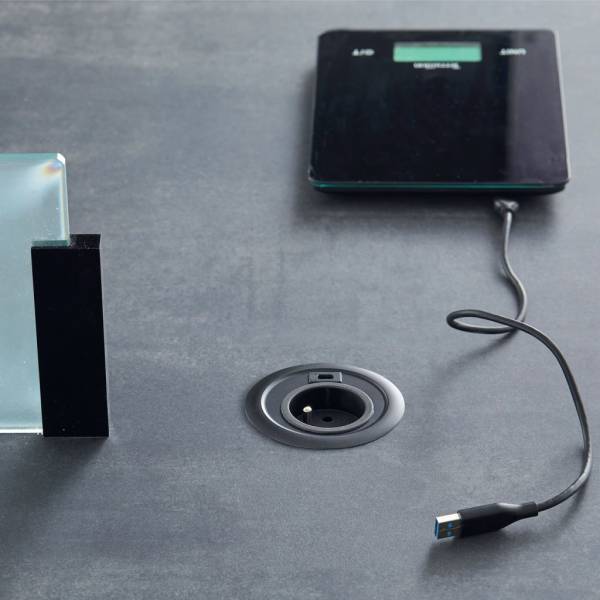Chargeur de téléphone encastré dans plan de travail de forme ronde près de Bordeaux en Gironde