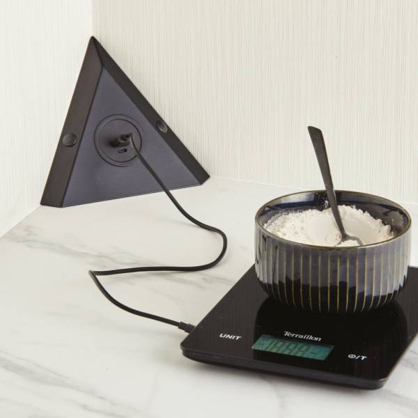 Prise UDB-C pour téléphone en angle dans cuisine sur mesure à bordeaux en Gironde