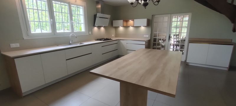 Nouvelle réalisation d'une cuisine sur mesure blanc mat profils bronze à Saint Morillon