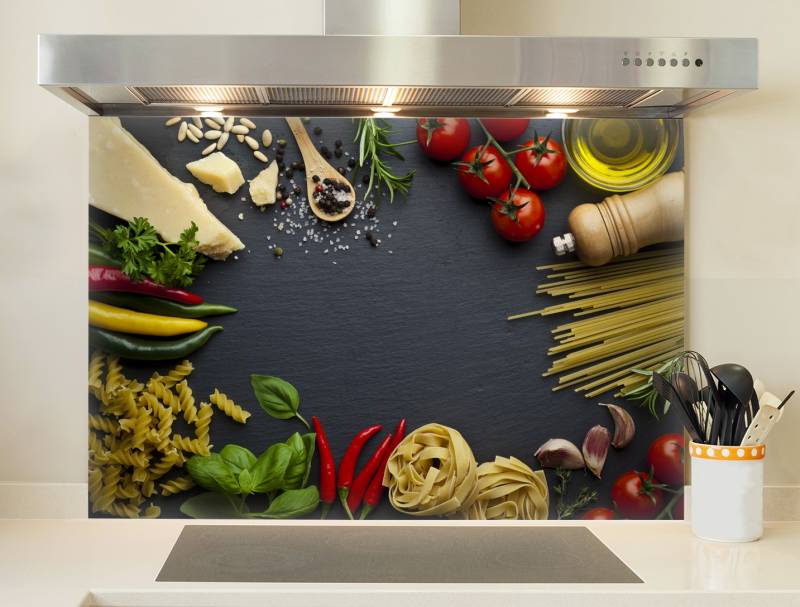 Crédence en verre trempée personnalisable sur plan de travail dans cuisine sur mesure à La Brède