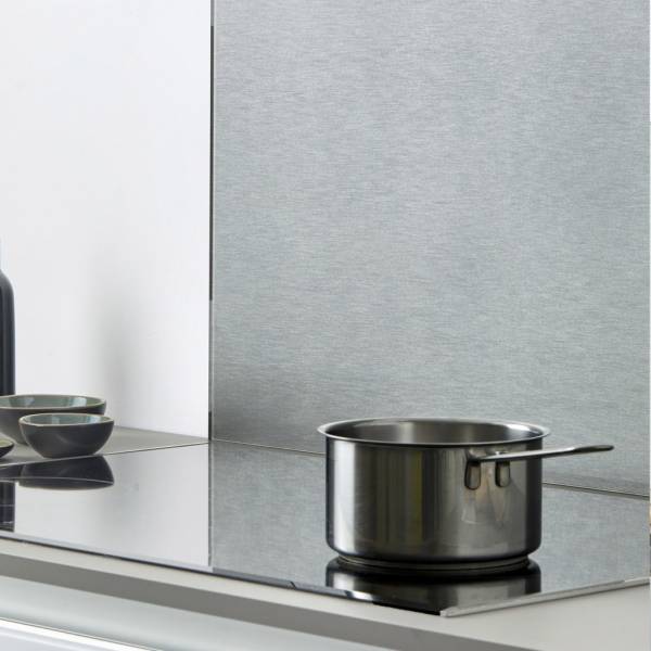 Crédence en aluminium brossé dans cuisine sur mesure à La Brède