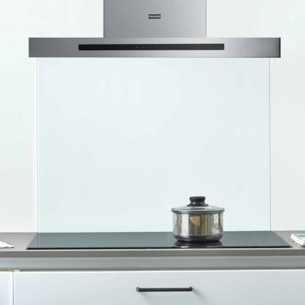 Une Crédence originale en verre trempée pour votre fonds de cuisson plan de travail cuisine sur-mesure à La Brède