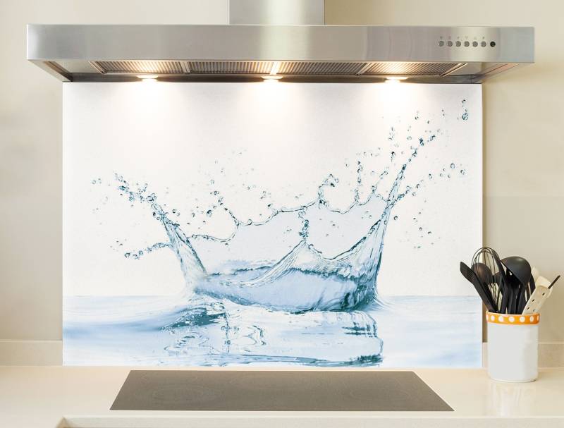 Crédence en verre trempée sous meuble haut contre le mur dans cuisine moderne à La Brède