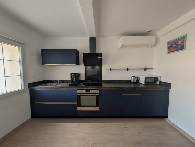 Changement de façade pour une cuisine d'entreprise coloris prestige bleu sombre avec poignée prise de main profil bronze à Portets près de Podensac en Gironde