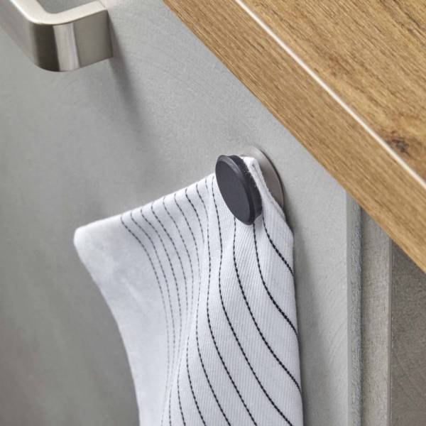 Range torchon accessoire dans cuisine sur mesure avec système aimanté à Langon